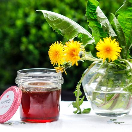 Löwenzahngelee mit Apfelsaft