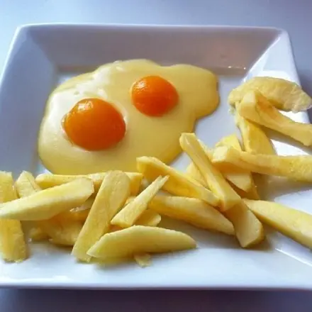Falsches Spiegelei mit Apfel Pommes
