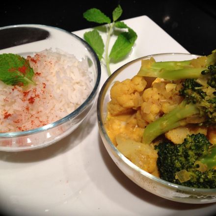 Blumenkohl und Brokkoli in Kokos-Curry-Soße - vegan