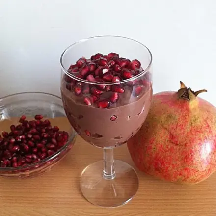 Nougatmousse mit Granatapfelkernen