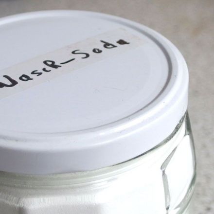 Stark verschmutzte Küchenarbeitsplatte aus Kunststoff