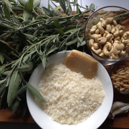 Pesto aus Salbei mit Cashews und Parmesan