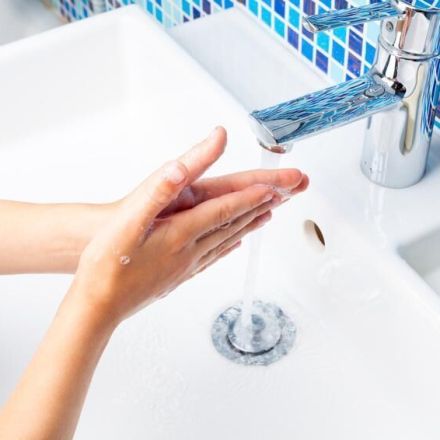 Verkalktes Waschbecken reinigen