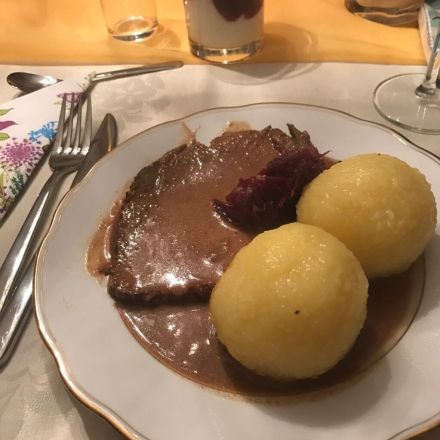 Fertig eingelegter Sauerbraten aus der Kühltheke