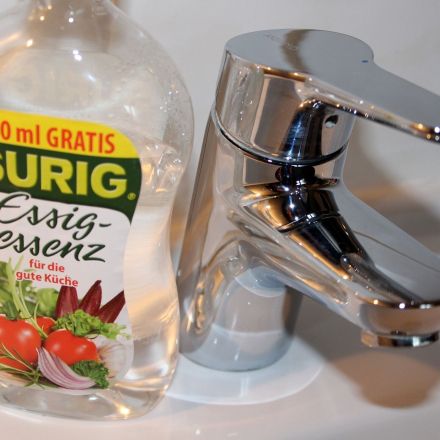 Säurehaltige Entkalker und Armaturen