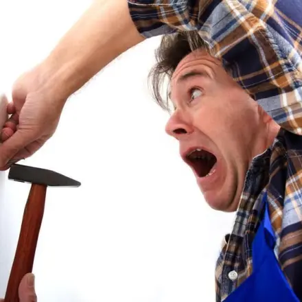 Nagel in die Wand einschlagen