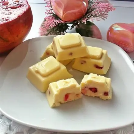 Pralinen aus weißer Schokolade mit Granatapfelkernen
