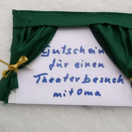 Geschenk: Gutschein für Theaterbesuch