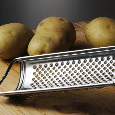 Gekochte Kartoffeln raspeln: schälen sich von alleine