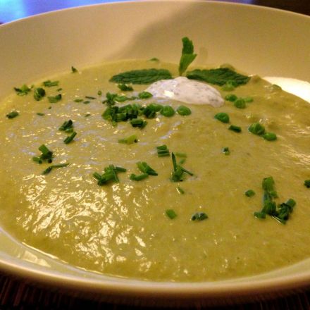Leckere Erbsensuppe mit Minze-Zitronen-Creme - vegetarisch