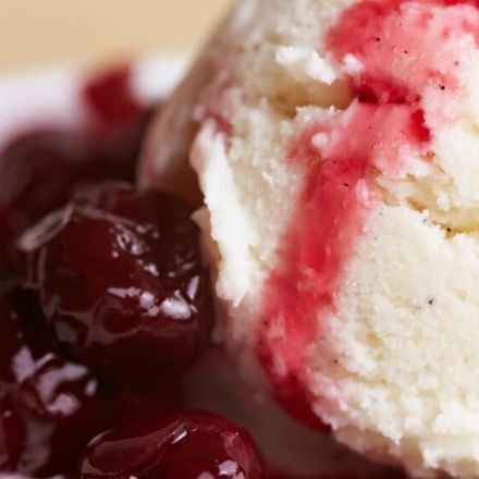 Vanilleeis mit heißen Kirschen