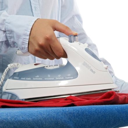 Dampfbügeleisen: Sohle reinigen