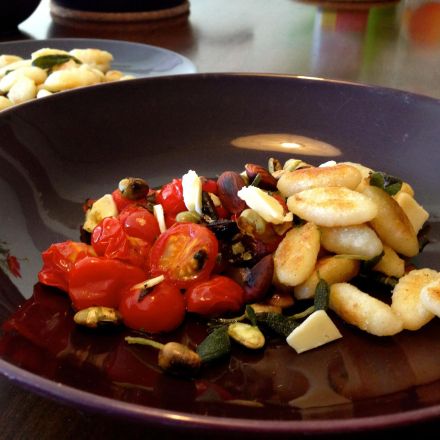 Aromatische Salbei-Gnocchi mit Kirschtomaten & Parmesan - vegetarisch