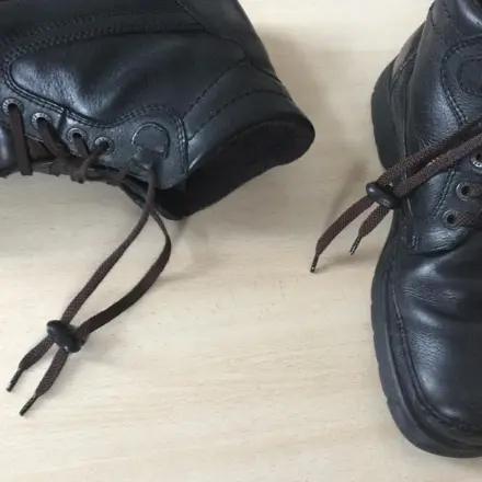 Schuhe binden mit Kordelstopper