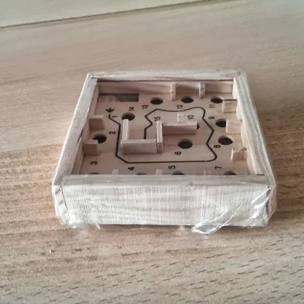 Labyrinth-Spiel: Kugel fällt nicht auf den Boden