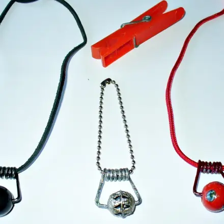 Schmuckanhänger aus Wäscheklammer-Spiralen