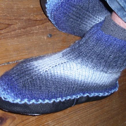 Socken oder Hüttenschuhe ohne komplizierte Ferse stricken