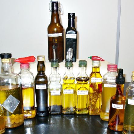 Kräuteröle und Kräuteressige herstellen und wozu sie passen