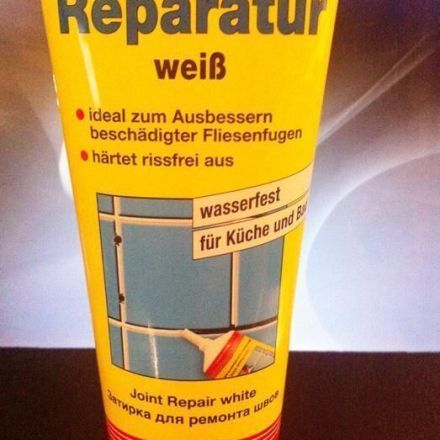 Weiße Fließenfugen mit Pufas Fugen-Reparatur weiß