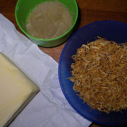 Salben aus Heilkräutern herstellen