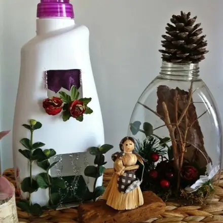 Spielhäuser aus leeren Flaschen und Behältern basteln