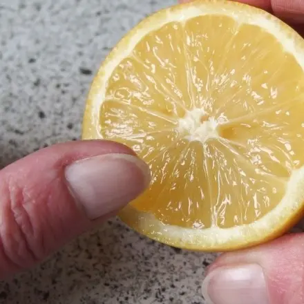 Feste Fingernägel durch Zitrone