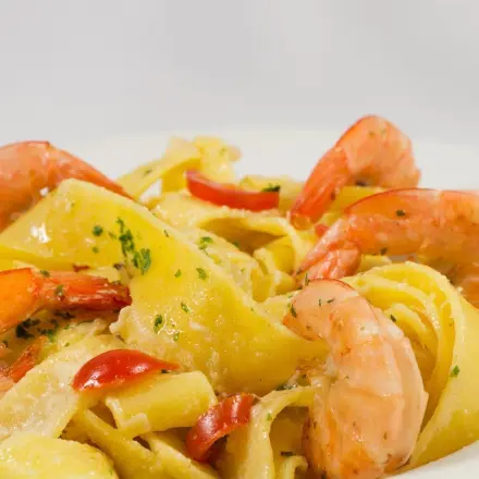 Safran-Bandnudel mit Garnelen und Dill-Sahne-Curry-Soße