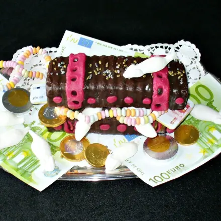 Ein Kuchen als Schatztruhe für Geldgeschenke