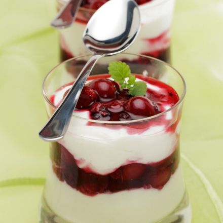 Creme mit weißer Schokolade und Kirschen