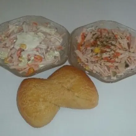 Wurstsalat mit zweierlei Dressings