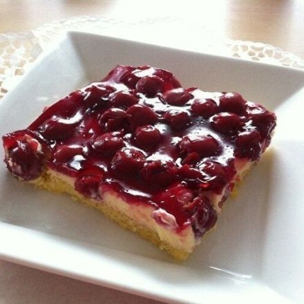 Blechkuchen mit Kirschen und Vanillepudding-Füllung