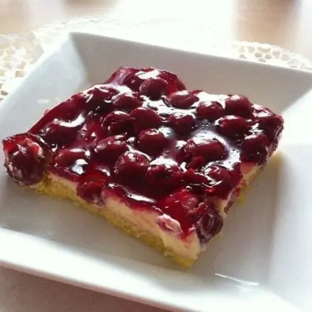 Blechkuchen mit Kirschen und Vanillepudding-Füllung