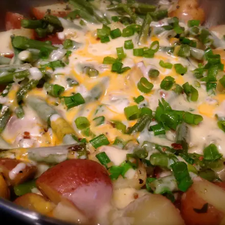 Herzhafte Kartoffelpfanne mit grünen Bohnen & Käse - vegetarisch