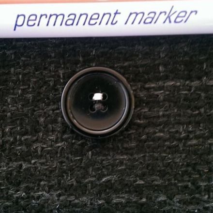 Schwarzen Knopf annähen & kein schwarzes Garn zur Hand?