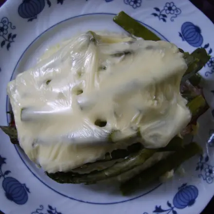 Überbackener grüner Spargel