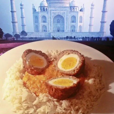 Nargisi: Indische Hackbällchen mit Ei in Joghurtsoße