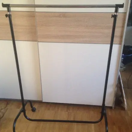 Nasses Handtuch vor dem Fenster befestigen