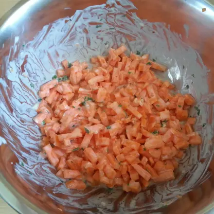 Einfacher Möhrensalat mit Naturjoghurt