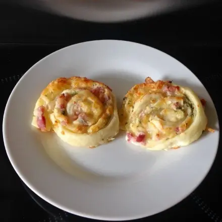 Blätterteigschnecken mit Schmand und Bacon