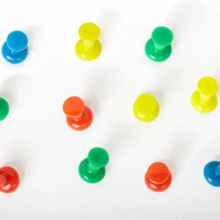 Löcher von Reißnägeln in der Tapete