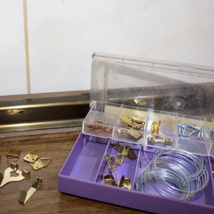 Bilderhaken an gefliesten Wänden oder Fugen anbringen