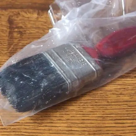 Austrocknen von Pinseln verhindern: Frischhaltefolie