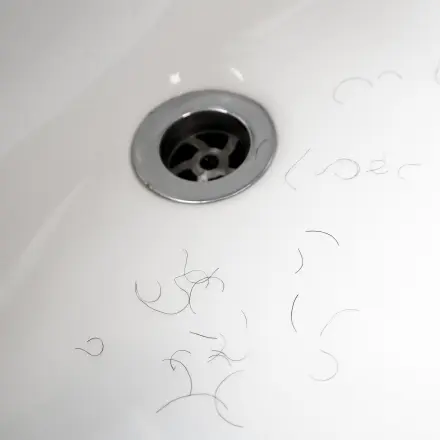 Barthaare im Waschbecken