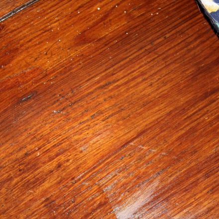 Schäden an dunklen Möbeln mit Fernet Branca behandeln
