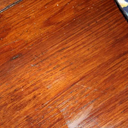 Schäden an dunklen Möbeln mit Fernet Branca behandeln