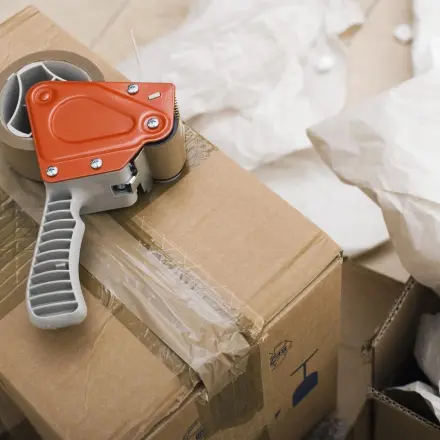 Kleberreste von Paketklebeband entfernen