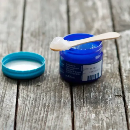 Vaseline gegen verschmutzte Hände
