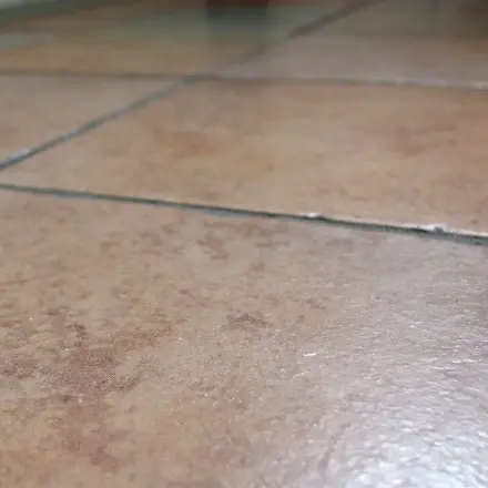 Ausbesserung von Wand- und Bodenfliesen