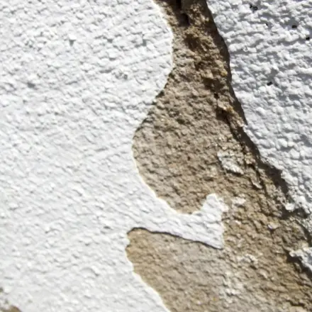 Schrauben in bröseliger Wand befestigen