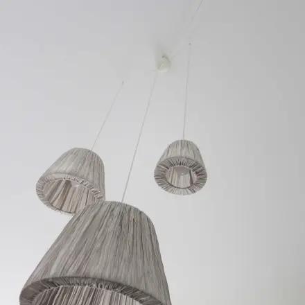 Bohrer ansetzen, um Deckenlampe genau in Tischmitte aufzuhängen